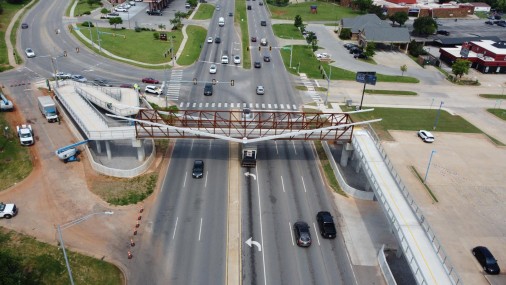 Icónico puente peatonal se abre sobre NW Expressway