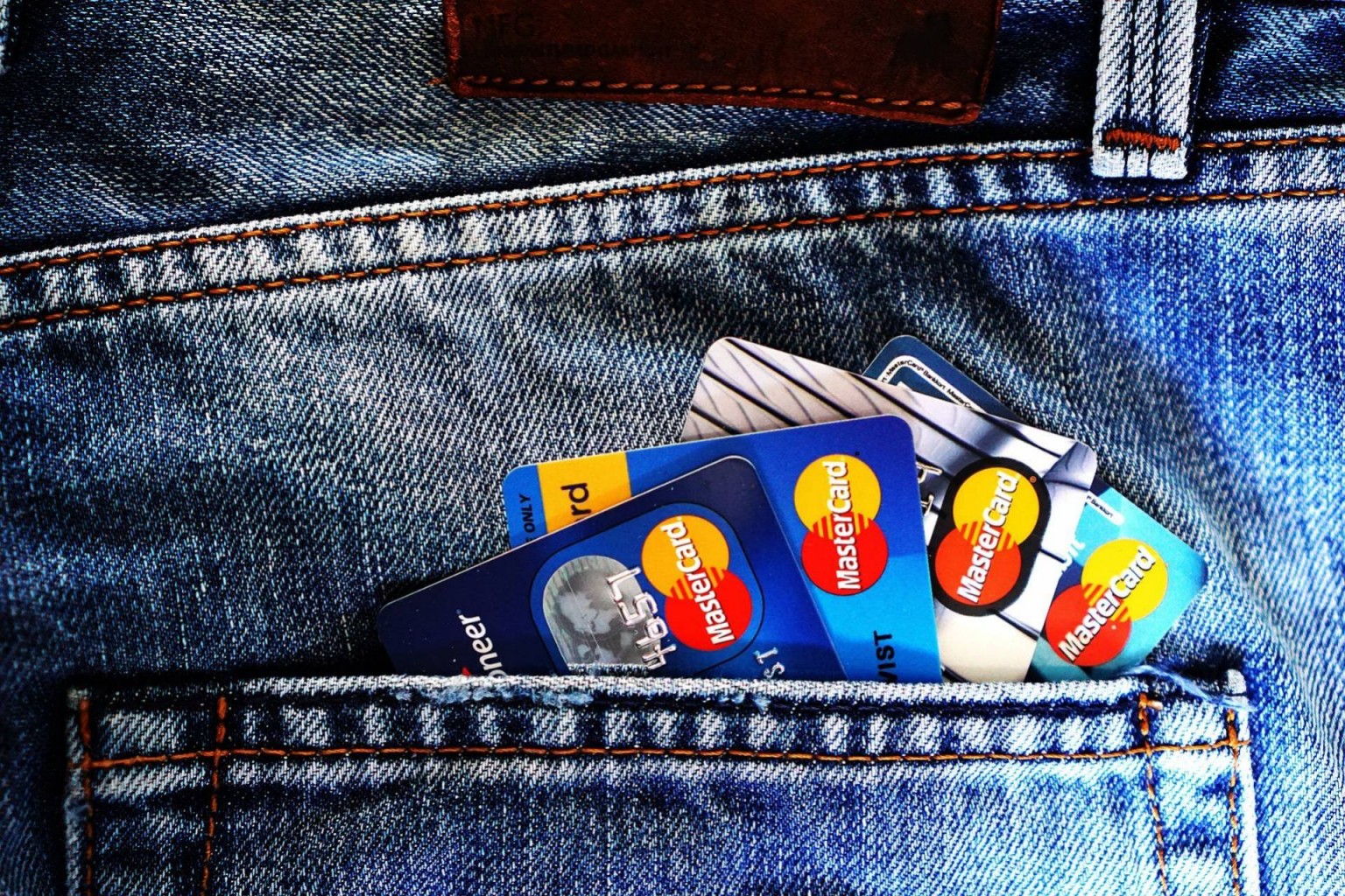 Proyecto de ley en competencia en tarifas de tarjetas de crédito ahorraría miles de millones a consumidores