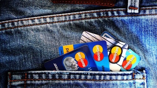Proyecto de ley en competencia en tarifas de tarjetas de crédito ahorraría miles de millones a consumidores