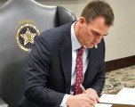 Gobernador Stitt firma Libertad de Educación “ASPIRE”