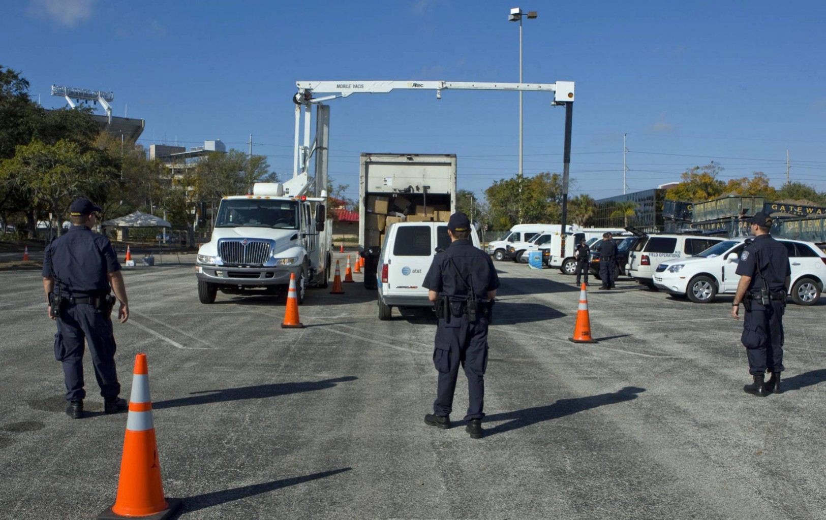 Oficiales de Aduanas y Proteccion Fronteriza incautan dinero, cocaína y metanfetamina en el puerto de entrada de Ysleta