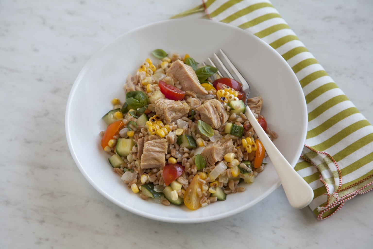 Ensalada de verano con farro y atún