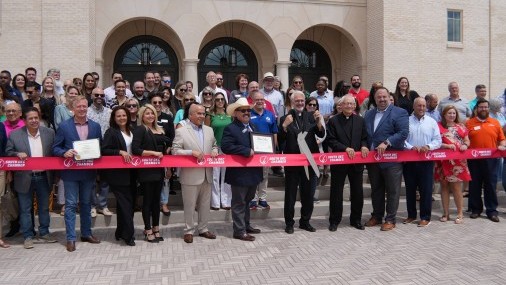 Arzobispo de Oklahoma Celebra  CORTE DE CINTA del SANTUARIO 
