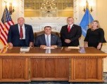 Gobernador de Oklahoma firma legislación que  aumenta el salario de los trabajadores electorales