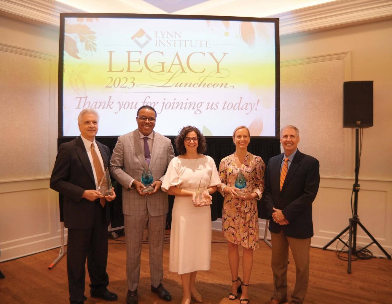 2023 LYNN INSTITUTE AWARD Honrando Lideres Visionarios comprometidos a crear una comunidad Saludable y Esperanzadora