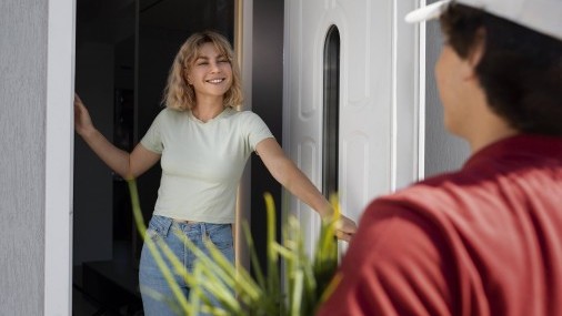 Advertencia sobre impostores que intentan ingresar a los hogares con falsos pretextos