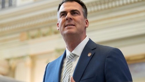 Gobernador de Oklahoma firma proyecto de ley para proteger a los adultos vulnerables