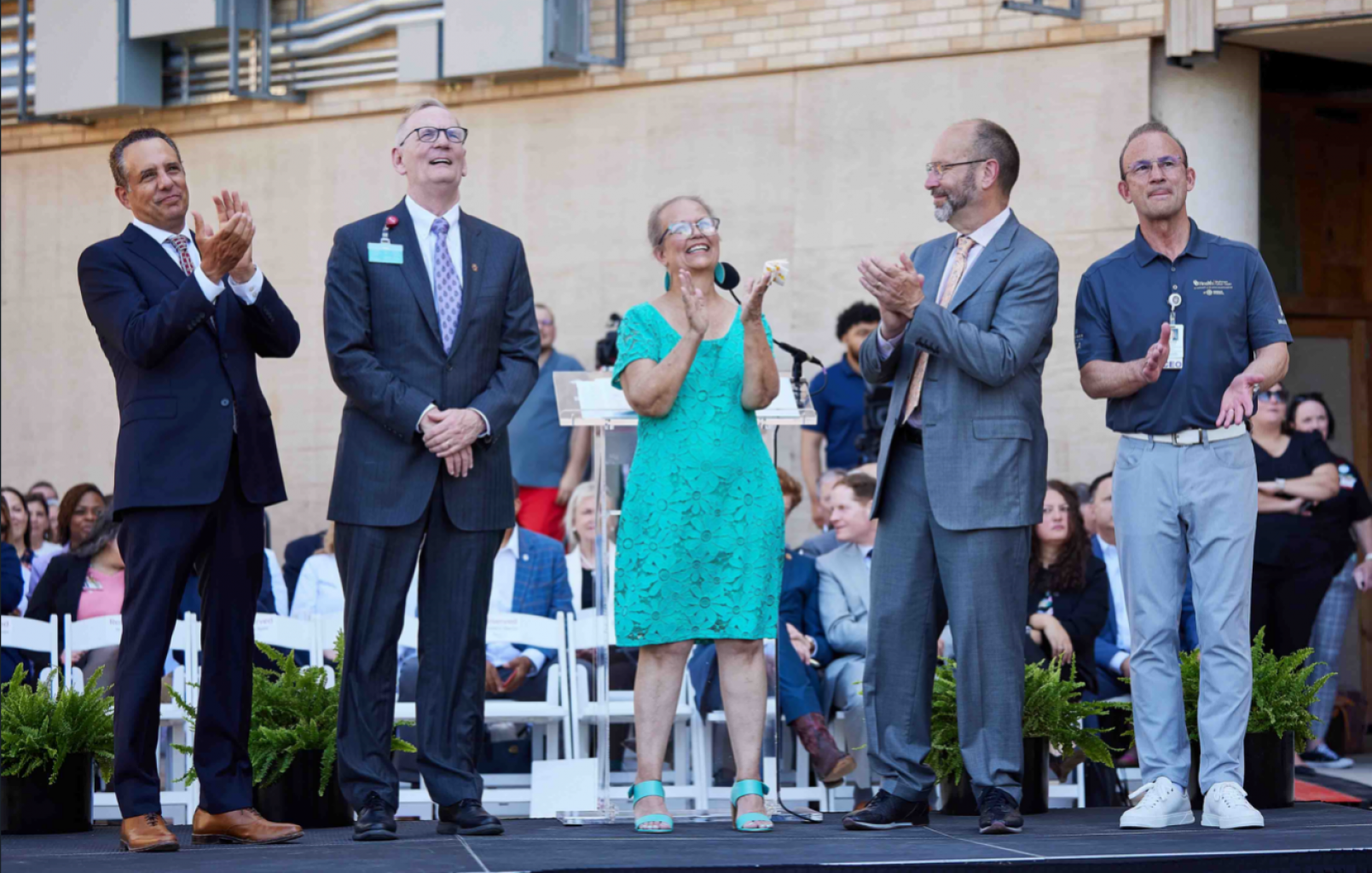 Se celebra un hito para el nuevo centro  oncológico de Norman