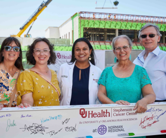 Se celebra un hito para el nuevo centro oncologico de Norman