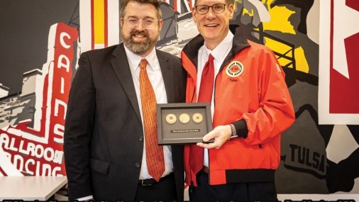 El director ejecutivo de BOK Financial recibe el Honor Red Jacket