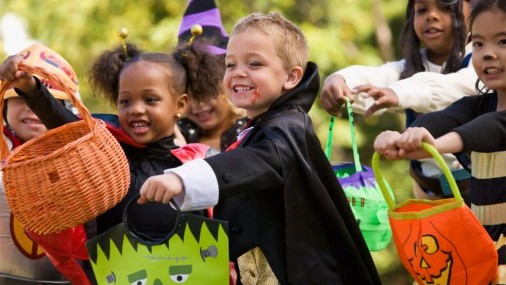 Mantenga seguros a los niños que piden dulces este Halloween
