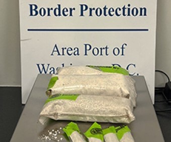 Oficiales descubren heroína en un cargamento de mensajería guatemalteca