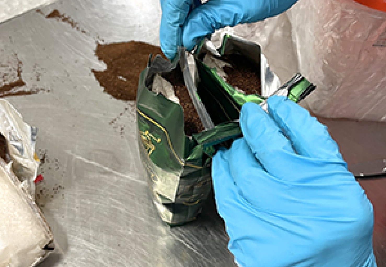 Oficiales descubren heroína en un cargamento de mensajería guatemalteca