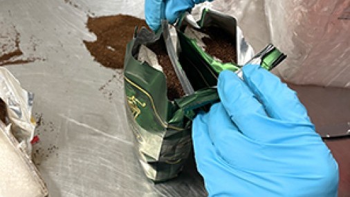 Oficiales descubren heroína en un cargamento de mensajería guatemalteca