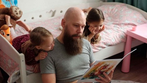 Los pediatras aseguran que compartir libros con los niños es el mejor regalo navideño