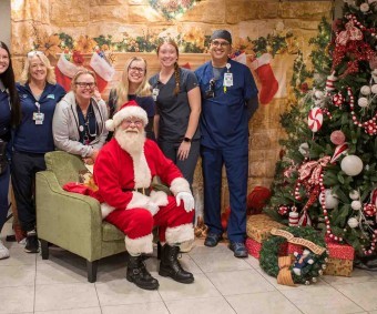 Papá Noel visita INTEGRIS  Health Children