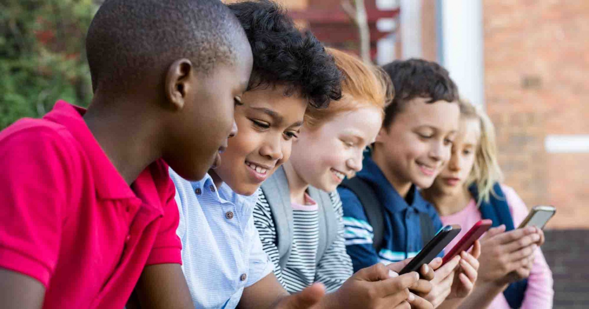 Adoptar políticas para restringir los teléfonos celulares durante todo el día escolar