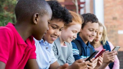 Adoptar políticas para restringir los teléfonos celulares durante todo el día escolar