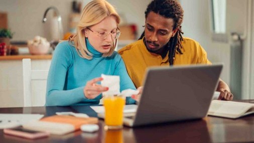 Cómo eludir a los estafadores cuando uno tiene problemas financieros