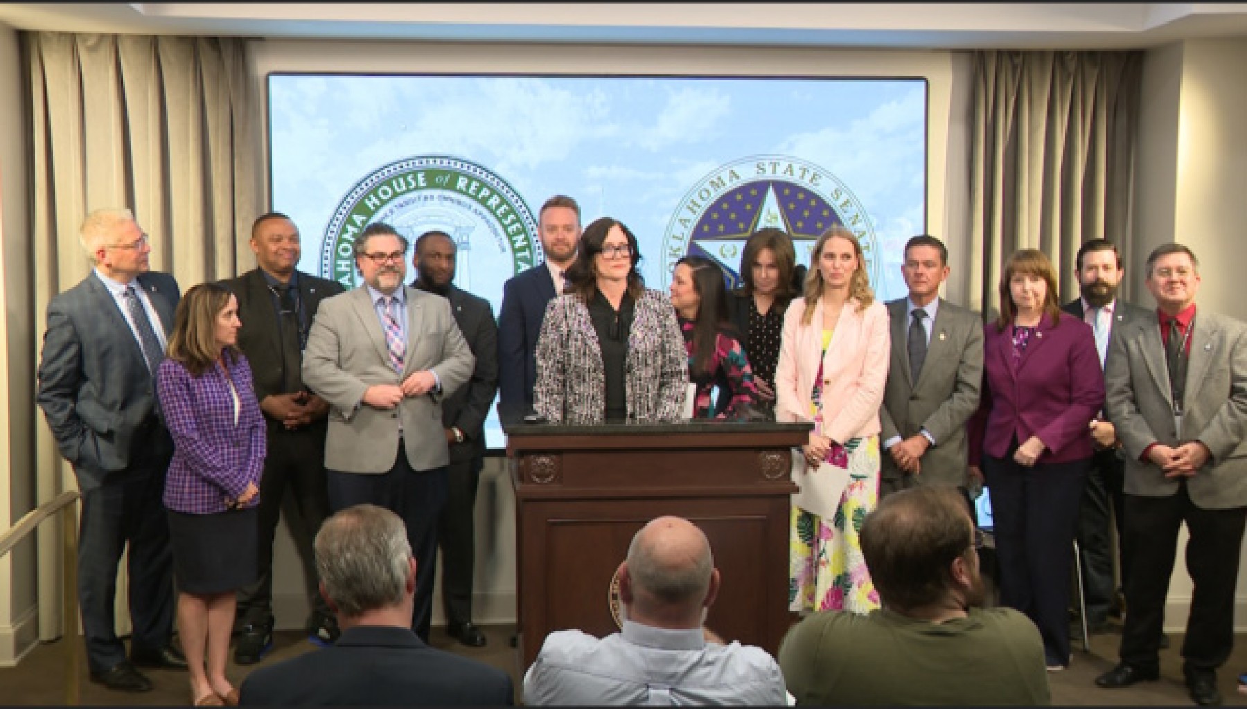 Demócratas de la Cámara de Representantes y el Senado presentan resoluciones sobre los estándares de estudios sociales de OSDE