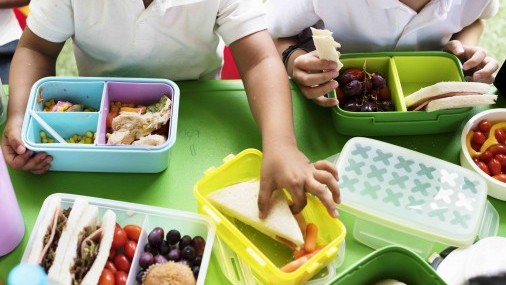 Nuevo mandato para que las escuelas financien completamente las comidas de los estudiantes