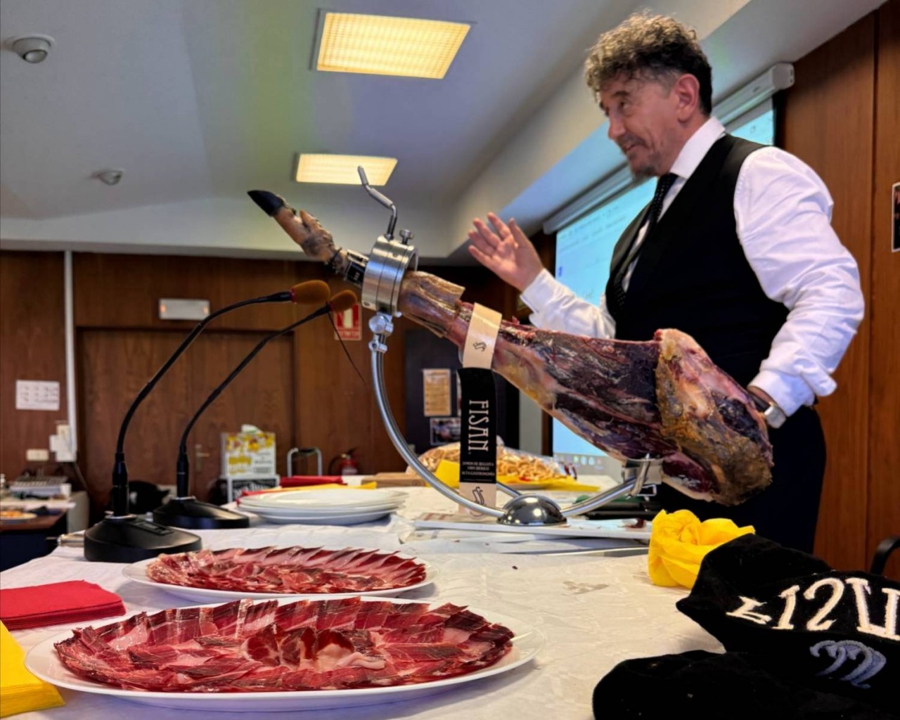 “El jamón ibérico es un “superalimento” para el deporte”