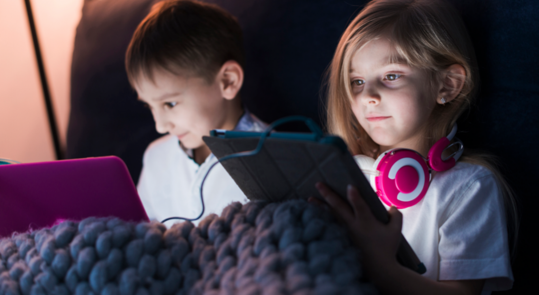 Crianza en la era digital: proteger a nuestros hijos sin aislarlos