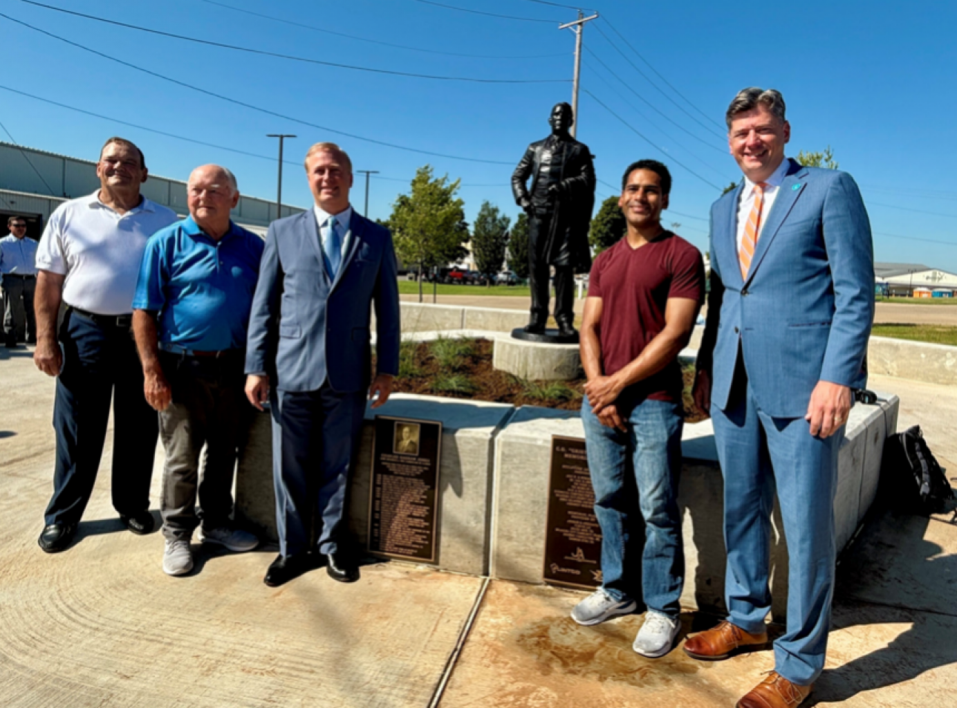 Monumento honra a líder de la ciudad  “Charles Gasham Jones”