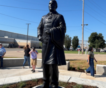Monumento honra a líder de la ciudad  “Charles Gasham Jones”