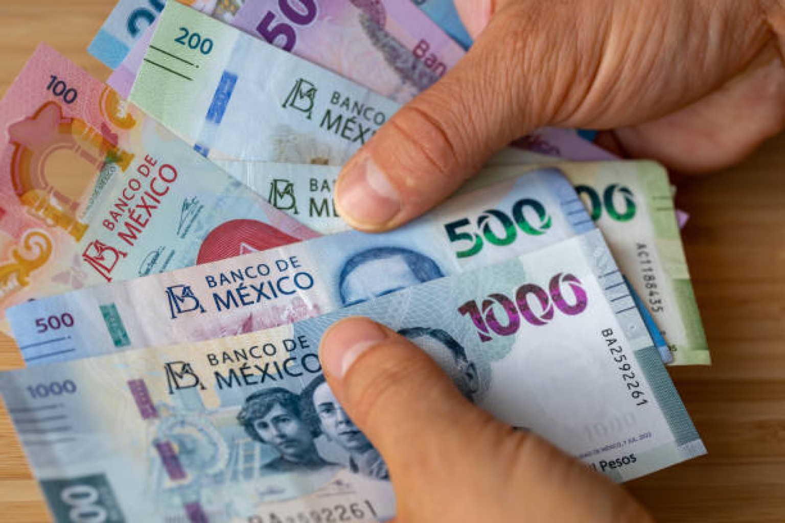 Peso Mexicano se fortalece ante expectativas de recortes de tasas de la FED