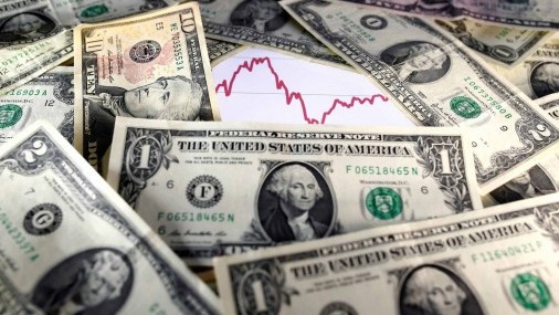 Dólar enfrenta presiones bajistas ante débiles datos manufactureros