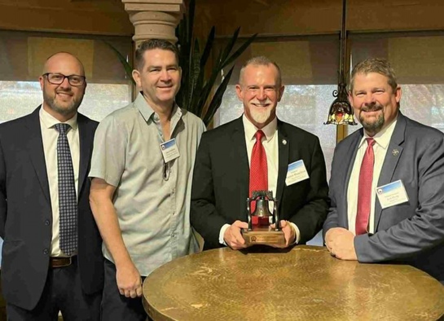 Senador recibe  Senador recibe "Premio Liberty Bell" por sus esfuerzos legislativos para proteger a los niños de OklahOMA