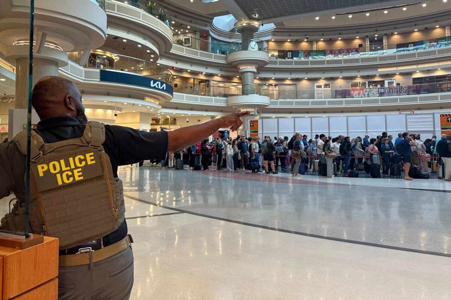 Agentes de Inmigración desplegados a más aereopuertos en USA