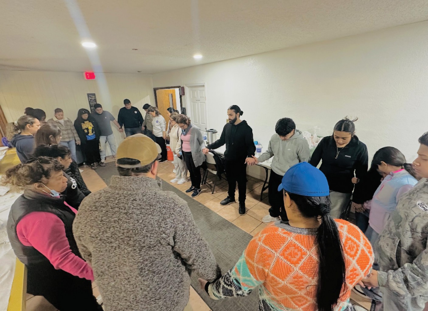 Fe en Acción: Iglesia Familia Emmanuel Alimenta y Reconforta a 250 Personas Sin Hogar