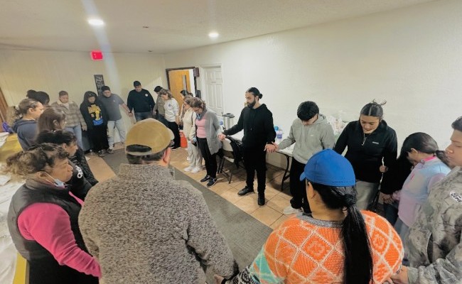 Fe en Acción: Iglesia Familia Emmanuel Alimenta y Reconforta a 250 Personas Sin Hogar