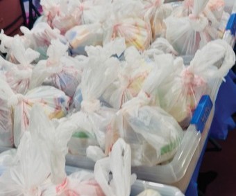 Fe en Acción: Iglesia Familia Emmanuel Alimenta y Reconforta a 250 Personas Sin Hogar