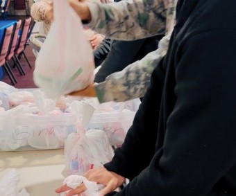 Fe en Acción: Iglesia Familia Emmanuel Alimenta y Reconforta a 250 Personas Sin Hogar