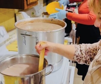 Fe en Acción: Iglesia Familia Emmanuel Alimenta y Reconforta a 250 Personas Sin Hogar