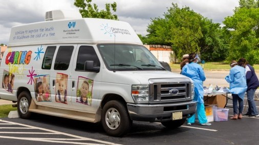 Lucha contra la Influenza junto a las clínicas móviles Oklahoma Caring Van