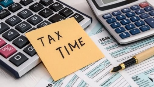 Lo que los Contribuyentes Latinos necesitan para declarar sus impuestos de 2025