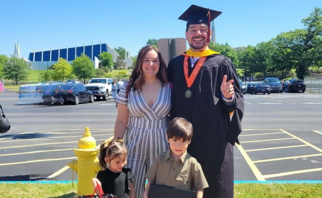 Mike Chavez obtiene Maestría en Administración de Servicios de Salud por OSU