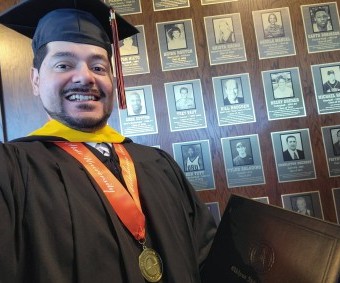 Mike Chavez obtiene Maestría en Administración de Servicios de Salud por OSU