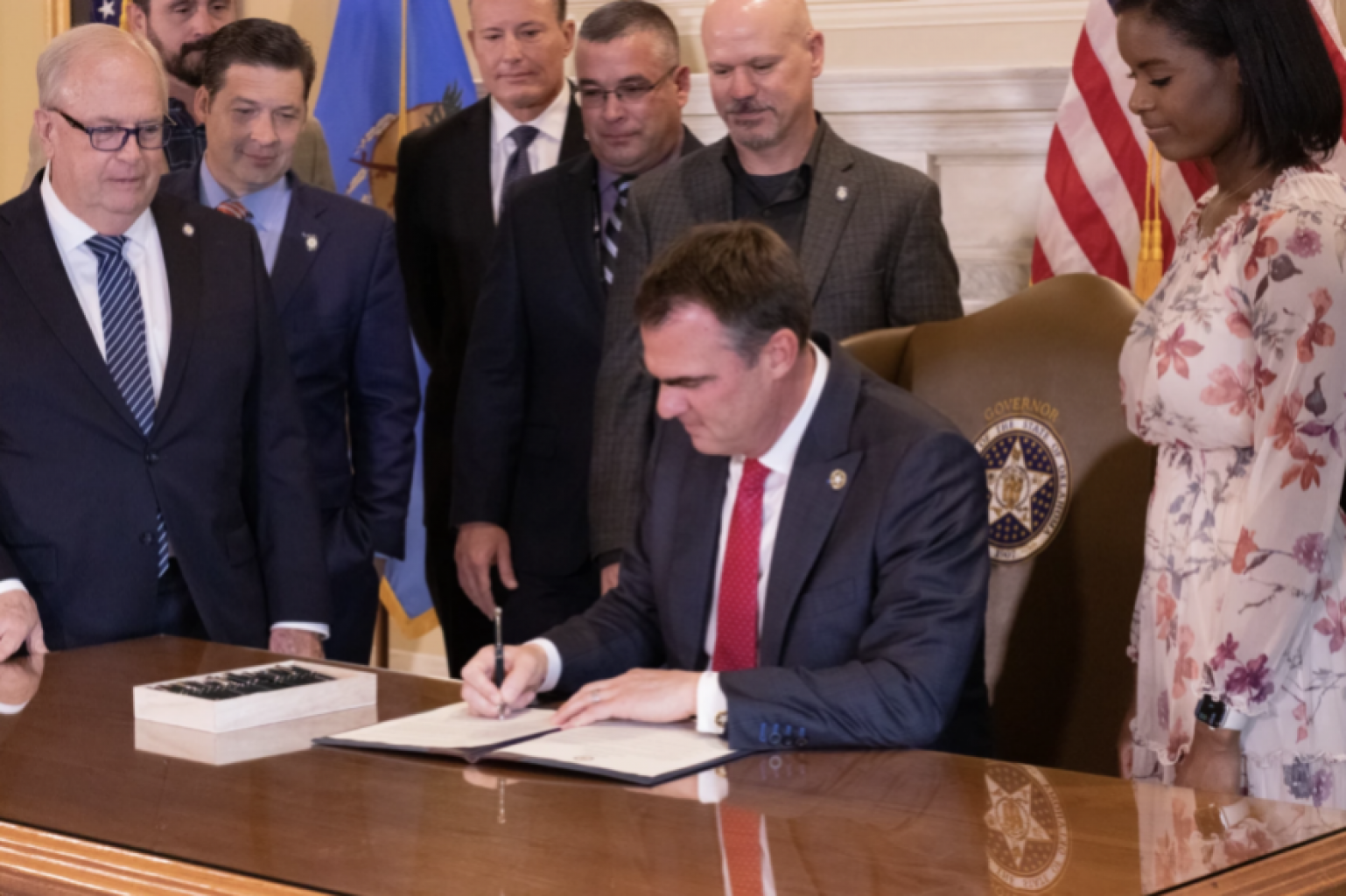 Gobernador Stitt Firma Leyes y Órdenes Ejecutivas para Impulsar las Prioridades de Oklahoma