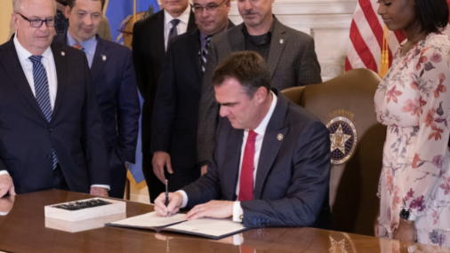 Gobernador Stitt Firma Leyes y Órdenes Ejecutivas para Impulsar las Prioridades de Oklahoma