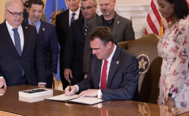 Gobernador Stitt Firma Leyes y Órdenes Ejecutivas para Impulsar las Prioridades de Oklahoma