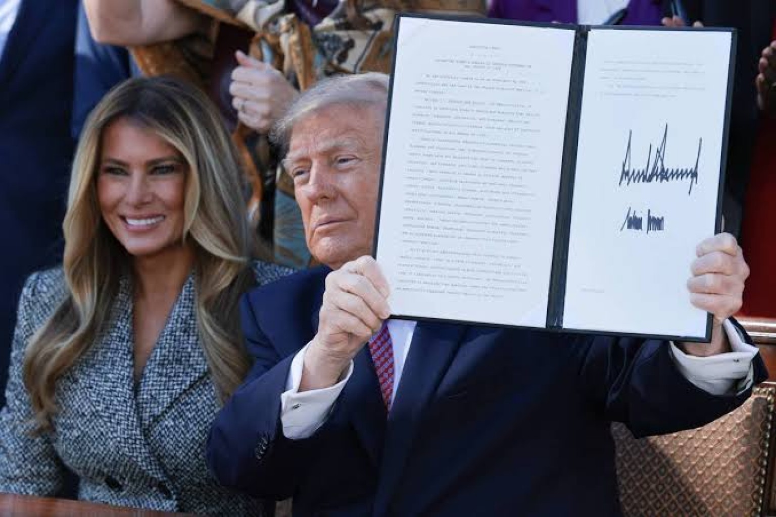 Trump y la primera dama fifirman una orden ejecutiva sobre la salud de la mujer