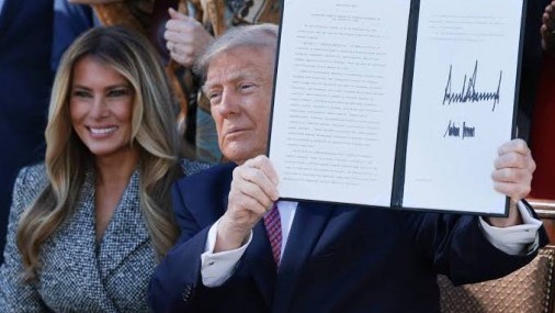 Trump y la primera dama fifirman una orden ejecutiva sobre la salud de la mujer