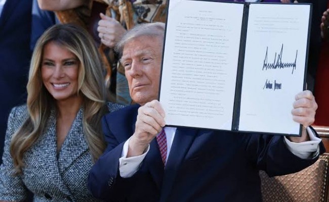 Trump y la primera dama fifirman una orden ejecutiva sobre la salud de la mujer
